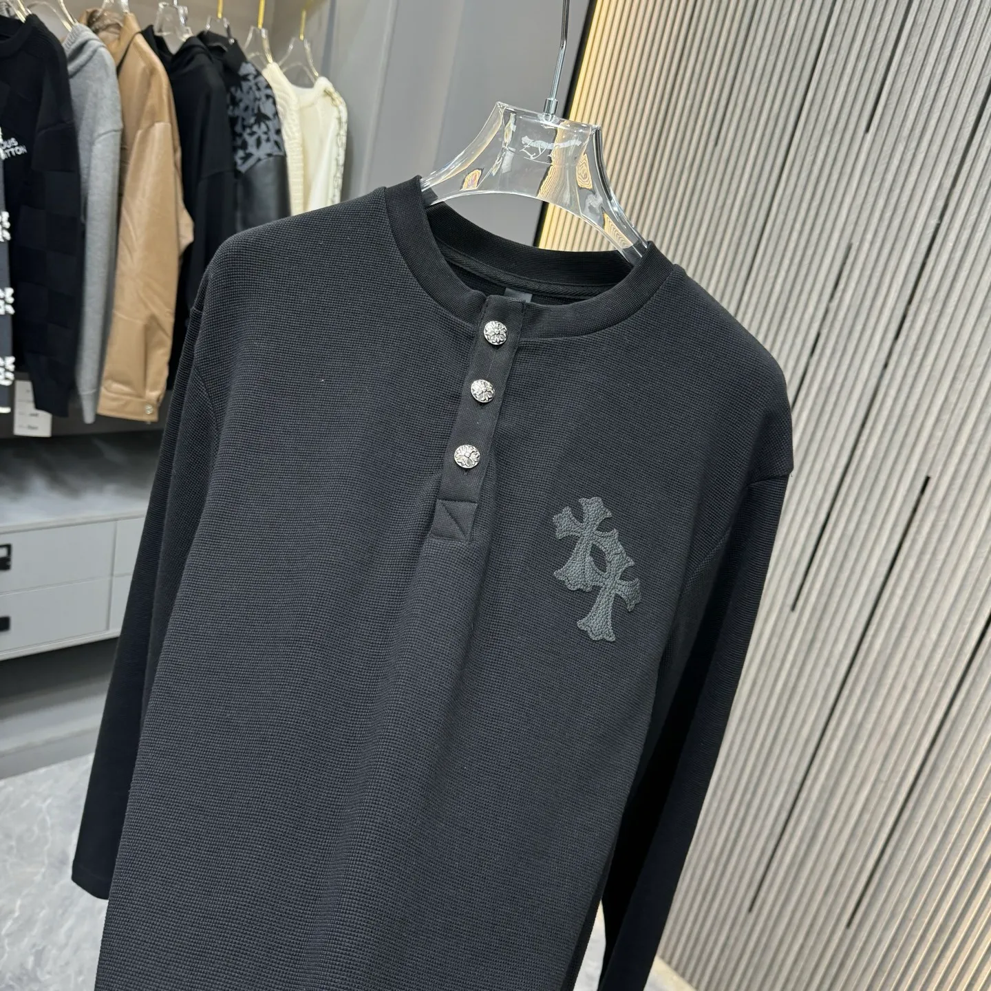 🅿️270 25 New Style🆕Come Hearts Cross Long Sleeve Autumn and Winter King! Chest pockets, collar and cuffs with high weight threads, custom-woven and dyed 330g double yarn waffle fabric, cross steel buckle tags and other accessories are all in the correct version, super conspicuous, super good-looking and super atmospheric, same style for men and women! The overall upper body highlights fashion and individuality, and it is a recommended T-shirt for couples to wear together!! Color: black/white 04 Size: S-XXL